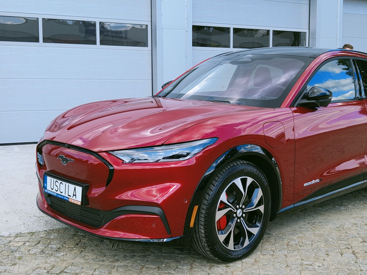 czerwony ford mustang, widok od przodu - oklejanie folią PPF Lubin