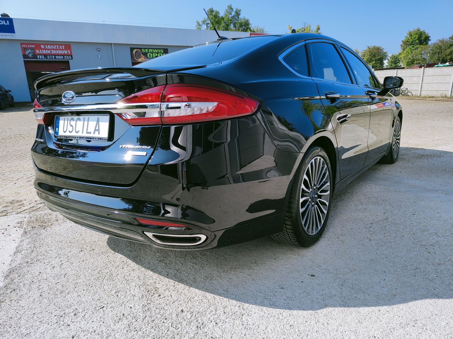 czarny ford mondeo, widok z tyłu -  przyciemnienia szyb Lubin