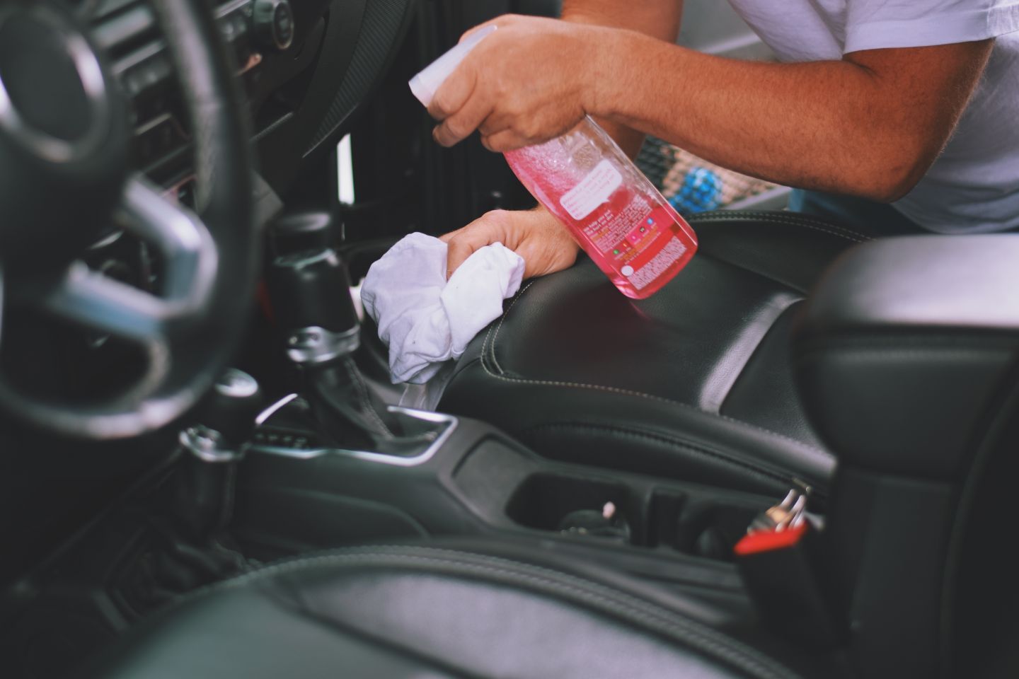 mężczyzna wykonuje detailing wnętrza lubin 