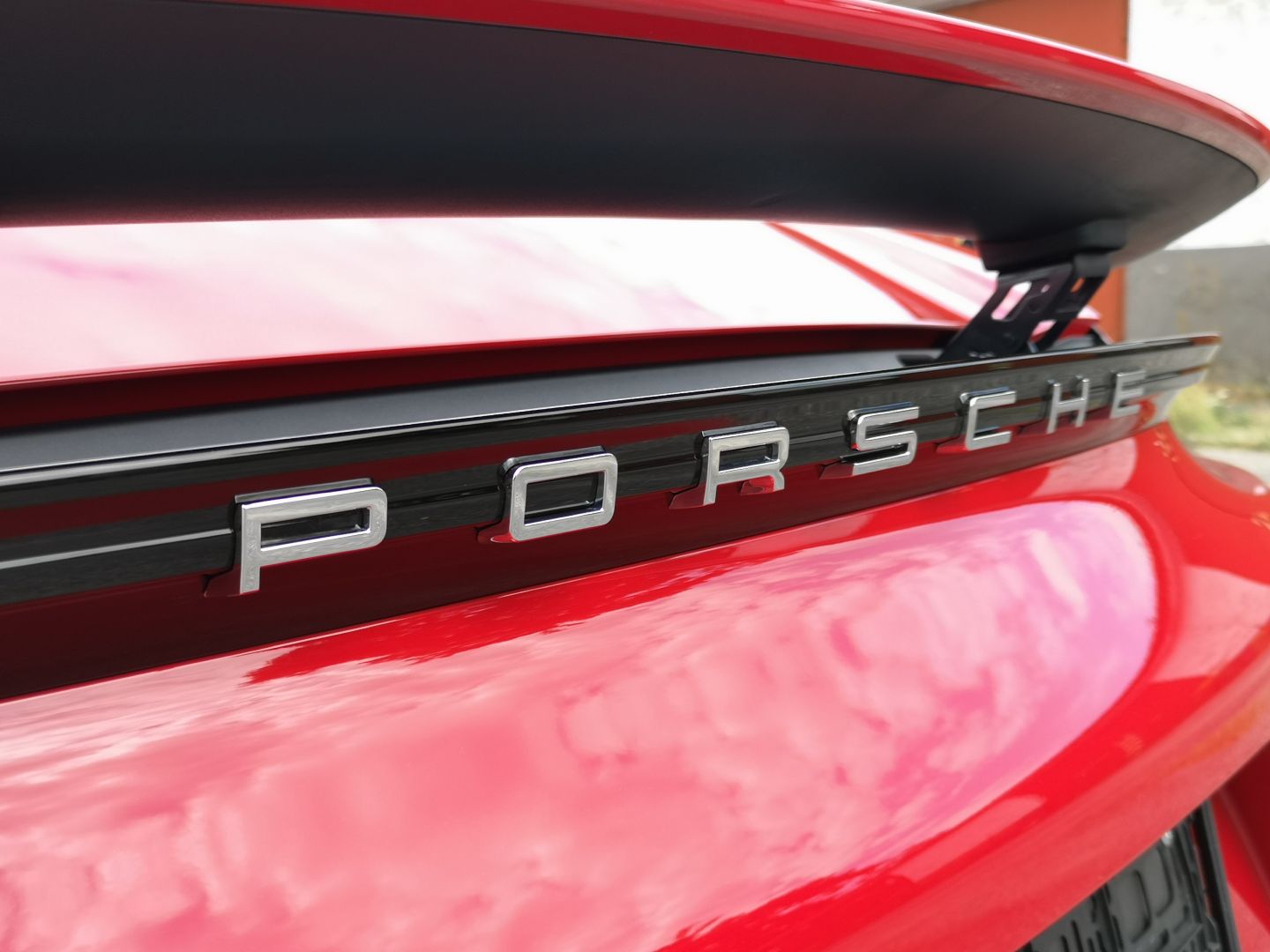 tylna klapa porsche z wykonaną usługą oklejanie samochodów cena Lubin